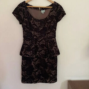 Tracy Reece dress sz 2 black lace over tan with peplum skirt back zip midi